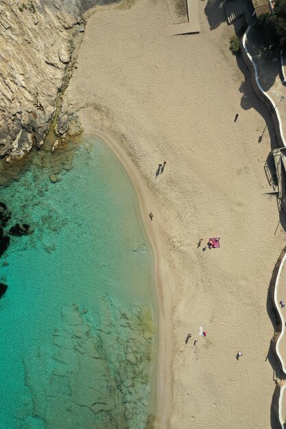 Luchtfoto van het strand van Cala Bassa op Ibiza