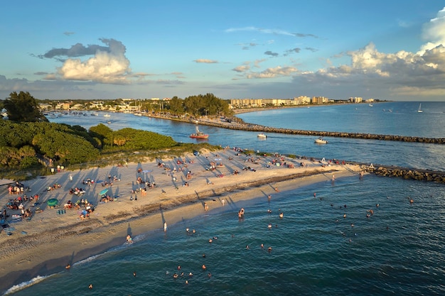 Luchtfoto van het strand van Nokomis in Sarasota County, VS. Veel mensen genieten van vakantietijd, zwemmen in het golfwater en ontspannen op de warme zon van Florida bij zonsondergang