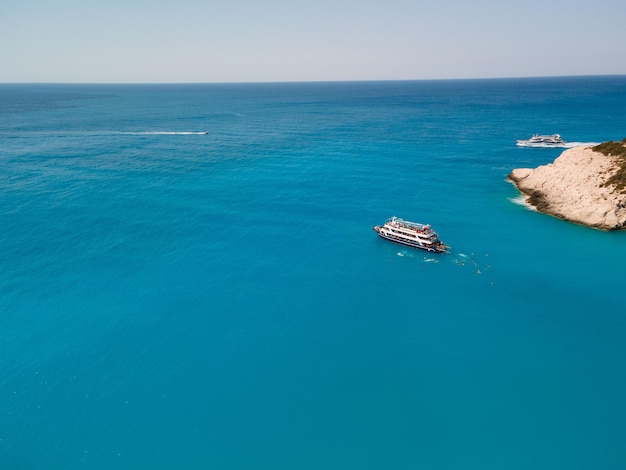 Luchtfoto van het strand van Porto Katsiki met cruisebootmensen die plezier hebben