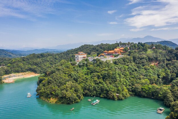 Foto luchtfoto van het sun moon lake met de wen wu-tempel