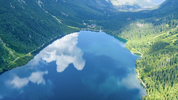 Luchtfoto van het tatra gebergte lake.