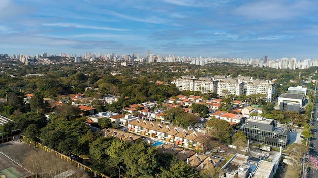 Luchtfoto van het topgebied van Pinheiros Sao Paulo, Brazilië Met veel bomen en moderne gebouwen