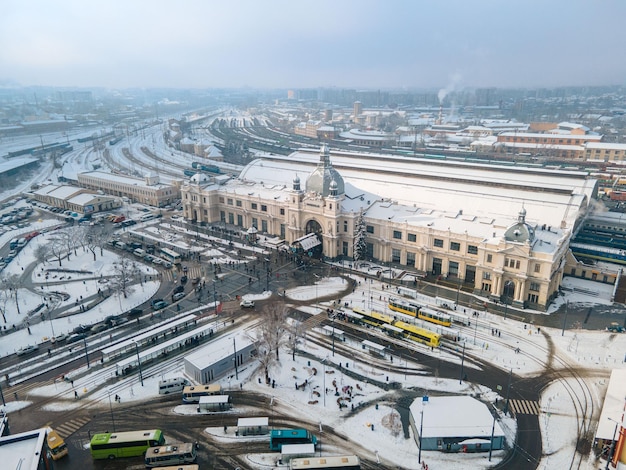 Luchtfoto van het treinstation van lviv in de winter