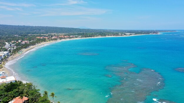 Luchtfoto van het turquoise strand met gebouwen in Bukit Merese in Kuta, Indonesië