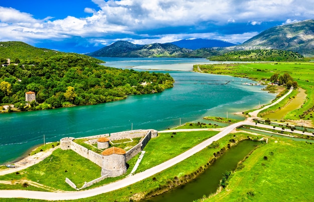 Luchtfoto van het Venetiaanse driehoekige kasteel en het Vivari-kanaal in Butrint in Albanië