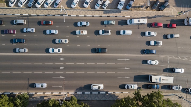 Luchtfoto van het verkeer op de kruispunten van voertuigen tijdens het spitsuur met auto's