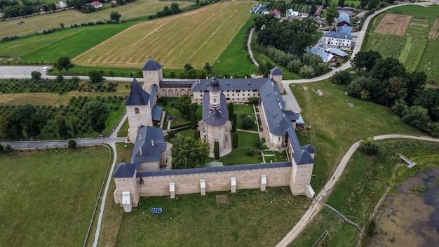 Luchtfoto van het versterkte klooster Dragomirna in Moldavië, regio Bucovina, Suceava, Roemenië.