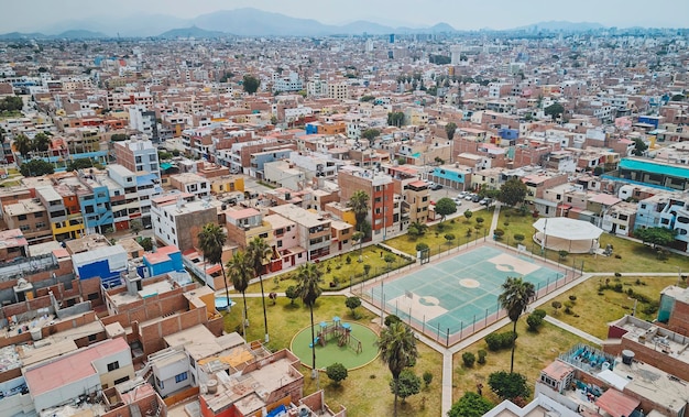 Luchtfoto van het voetbalveld in het midden van een rommelige wijk callao lima peru