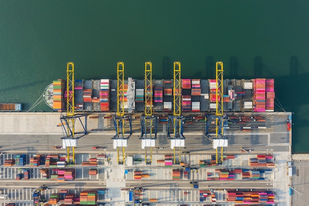 Luchtfoto van het vrachtvervoer in het commerciële dok