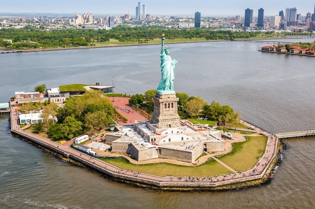 Luchtfoto van het Vrijheidsbeeld in New York City in de Verenigde Staten