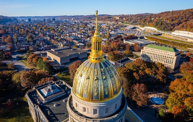 Luchtfoto van het West Virginia State Capitol Building en het centrum van Charleston met herfstbladeren