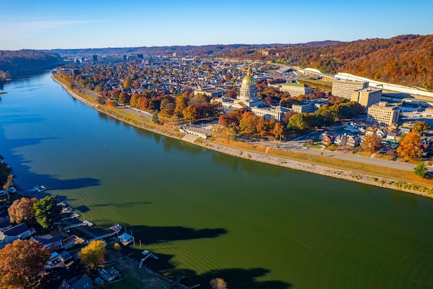 Foto luchtfoto van het west virginia state capitol gebouw en het centrum van charleston in de herfst.