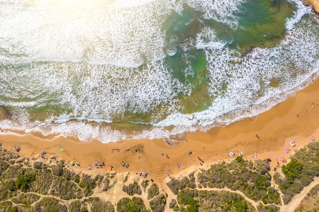 Luchtfoto van het wilde strand met zonaanbidders
