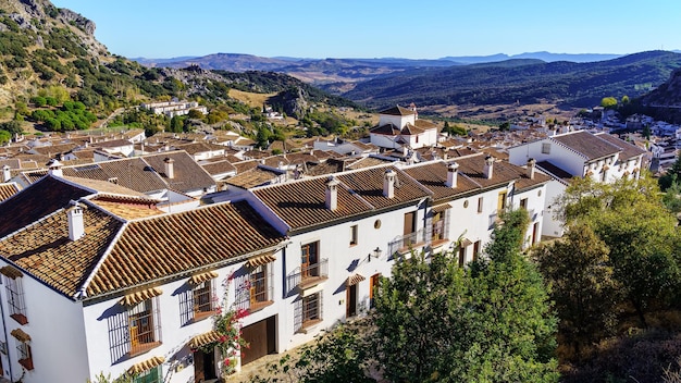 Luchtfoto van het witte dorp Grazalema met zijn witgekalkte huizen met oude pannendaken Cadiz Spanje
