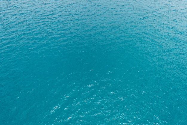 Luchtfoto van het zeeoppervlakBird eye view foto van golven en wateroppervlaktextuurVerbazingwekkende zeegolven die op strandachtergrond brekenPrachtige natuur landschapsmening zee oceaan achtergrond