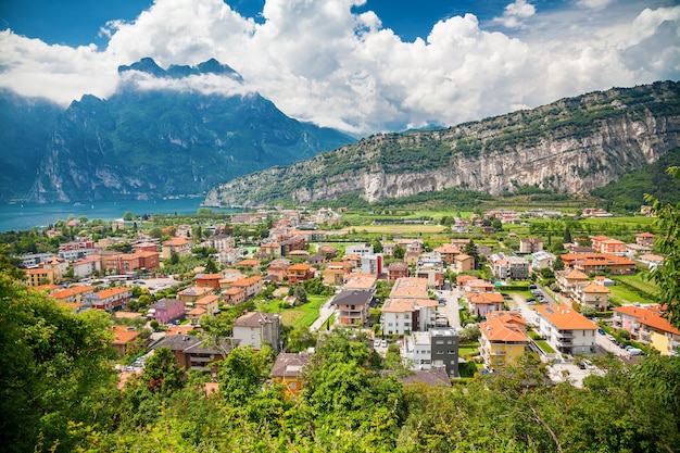 Luchtfoto van het zeer groene dorpje Torbole met bergen, Gardameer, Italy