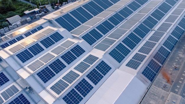 Luchtfoto van het zonne-dak van de fabriek in een eco-omgeving