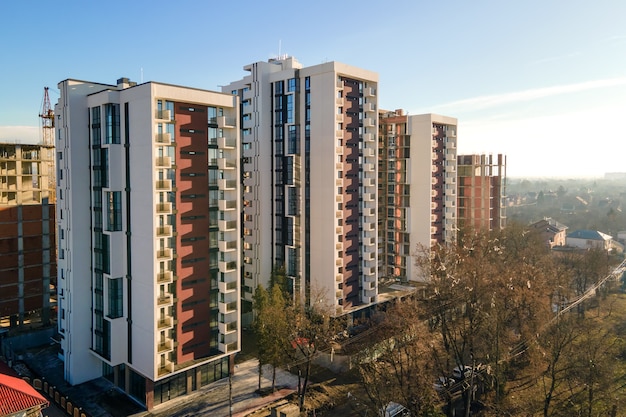 Luchtfoto van hoge torenkraan en residentiële appartementsgebouwen in aanbouw. Vastgoed Ontwikkeling.