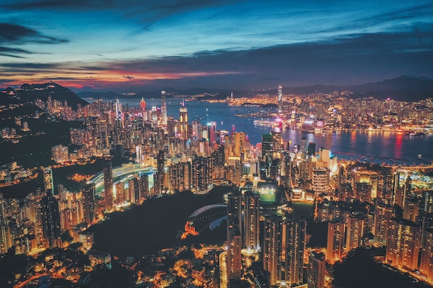 Luchtfoto van hong kong city bij zonsondergang
