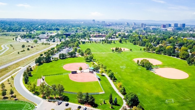 Luchtfoto van honkbalvelden in suburbia.