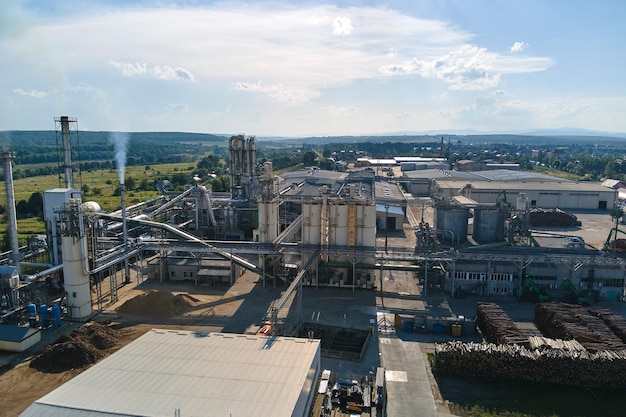 Luchtfoto van houtverwerkingsfabriek met stapels hout op de fabriekswerf