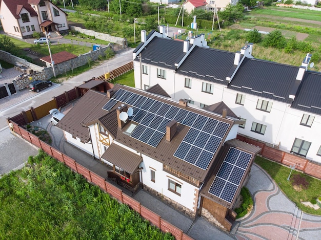 Luchtfoto van huis met zonnedak schone energie