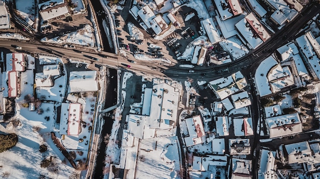 Luchtfoto van huizen bedekt met sneeuw in Tegernsee in Duitsland.