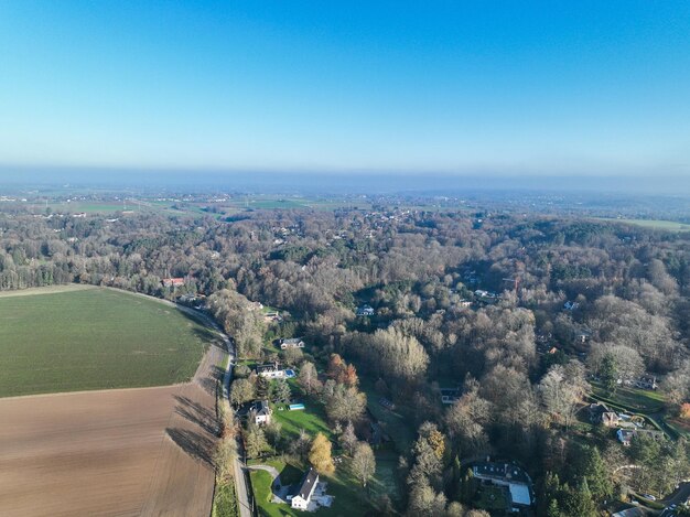 Luchtfoto van huizen omringd door bos en landbouwgrond in het platteland van Wallonië-België