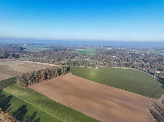 Luchtfoto van huizen omringd door bos en landbouwgrond in het platteland van Wallonië-België