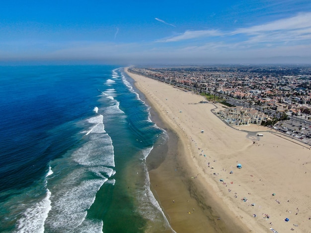 Luchtfoto van Huntington Beach tijdens warme blauwe zonnige zomerdag California USA