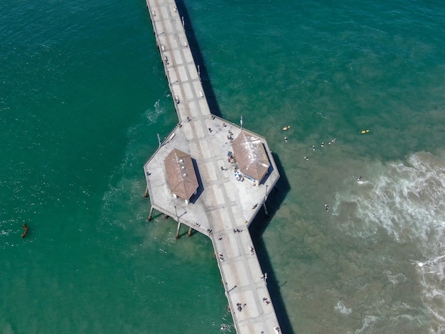 Luchtfoto van Huntington Pier tijdens zonnige zomerdag ten zuidoosten van Los Angeles, Californië destin
