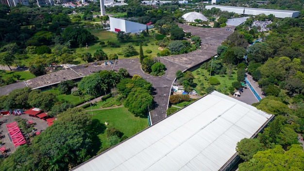 Luchtfoto van Ibirapuera Park in Sao Paulo SP Woongebouwen rond het meer in Ibirapuera Park