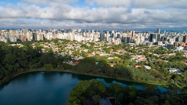 Luchtfoto van ibirapuera park in sao paulo sp woongebouwen rond het meer in ibirapuera park