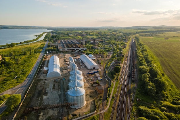 Luchtfoto van industriële geventileerde silo's voor langdurige opslag van graan en oliehoudende zaden Metalen lift voor het drogen van tarwe in landbouwzone