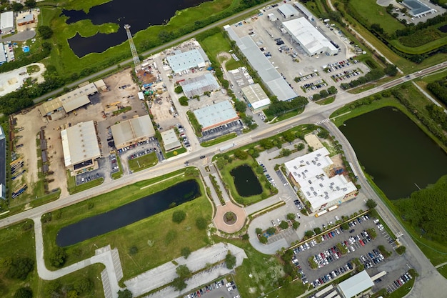 Luchtfoto van industriepark met goederenmagazijnen en logistieke centra in stadszone van bovenaf