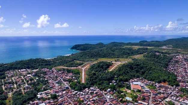 Luchtfoto van Itacare strand Bahia Brazilië Dorp met vissersboten en vegetatie