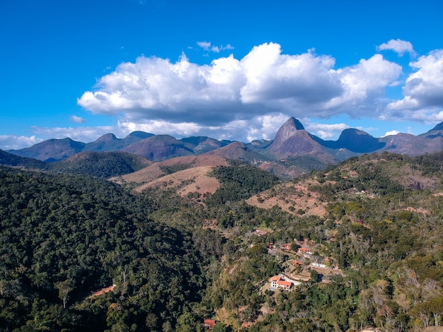 Luchtfoto van itaipava petrpolis bergachtige regio van rio de janeiro brazilië drone foto