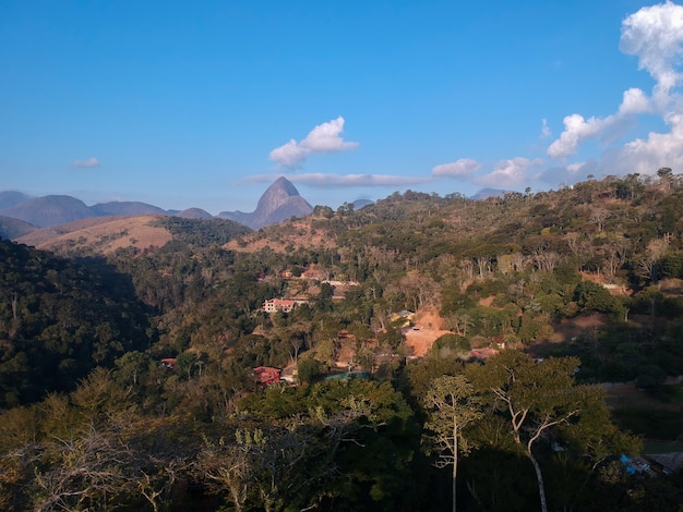 Luchtfoto van itaipava petrpolis bergachtige regio van rio de janeiro brazilië drone foto