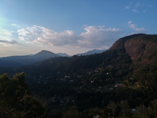 Luchtfoto van itaipava petrpolis bergachtige regio van rio de janeiro brazilië drone foto