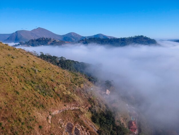 luchtfoto van itaipava petrpolis vroege ochtend met veel mist in de stad drone foto drone
