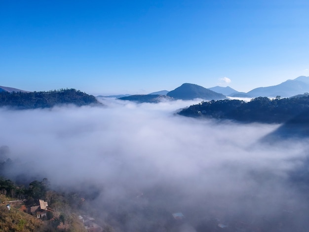 luchtfoto van itaipava petrpolis vroege ochtend met veel mist in de stad drone foto drone