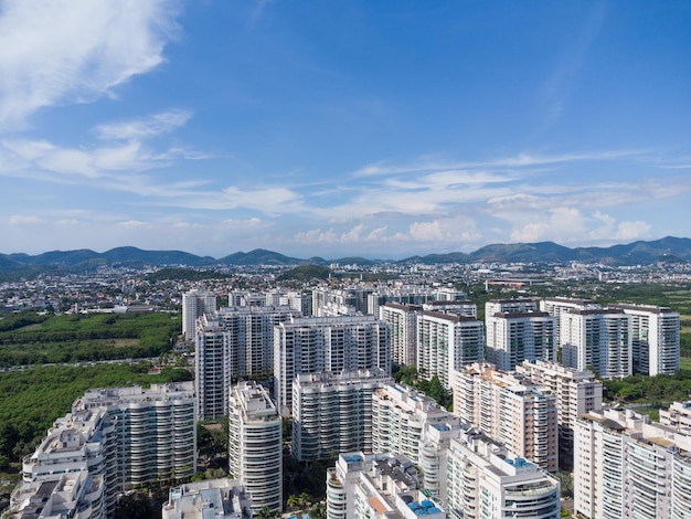 Luchtfoto van Jacarépagua in Rio de Janeiro, Brazilië. Residentiële gebouwen en bergen op de achtergrond. Zonnige dag. Drone foto.