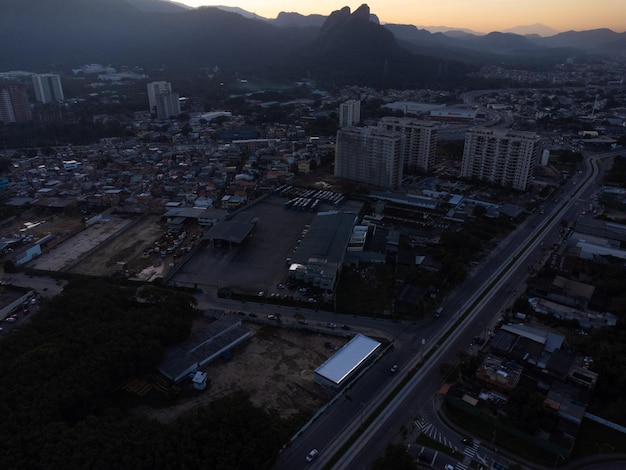 Luchtfoto van Jacarepagua in Rio de Janeiro Brazilië Residentiële gebouwen en bergen op de achtergrond Zonnige dag Zonsondergang Drone foto