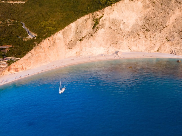 Luchtfoto van jacht op het strand van baai porto katsiki, eiland Lefkada, Griekenland