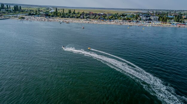 Luchtfoto van jetski in de oceaan