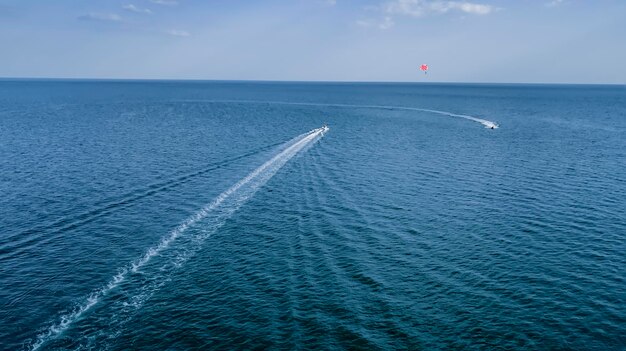 Luchtfoto van jetski in de oceaan