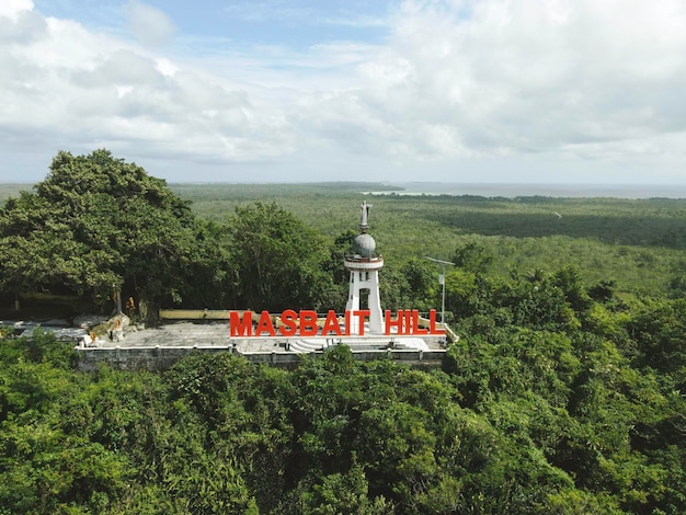 Luchtfoto van jezus standbeeld met prachtig uitzicht op het strand in klein eiland. maluku, indonesië - juli 2022