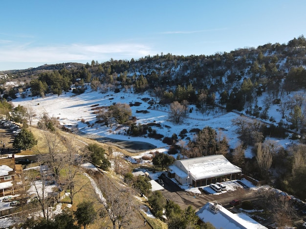 Luchtfoto van Julian tijdens sneeuwdag. Zuid-Californië