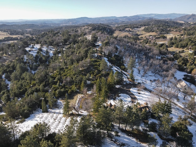 Luchtfoto van Julian tijdens sneeuwdag. Zuid-Californië