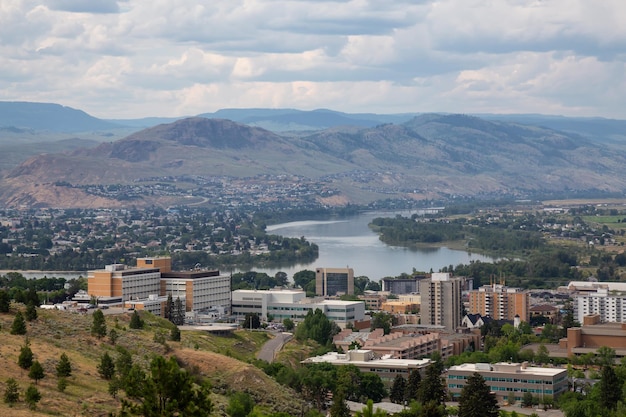 Luchtfoto van Kamloops City tijdens een bewolkte zomerdag